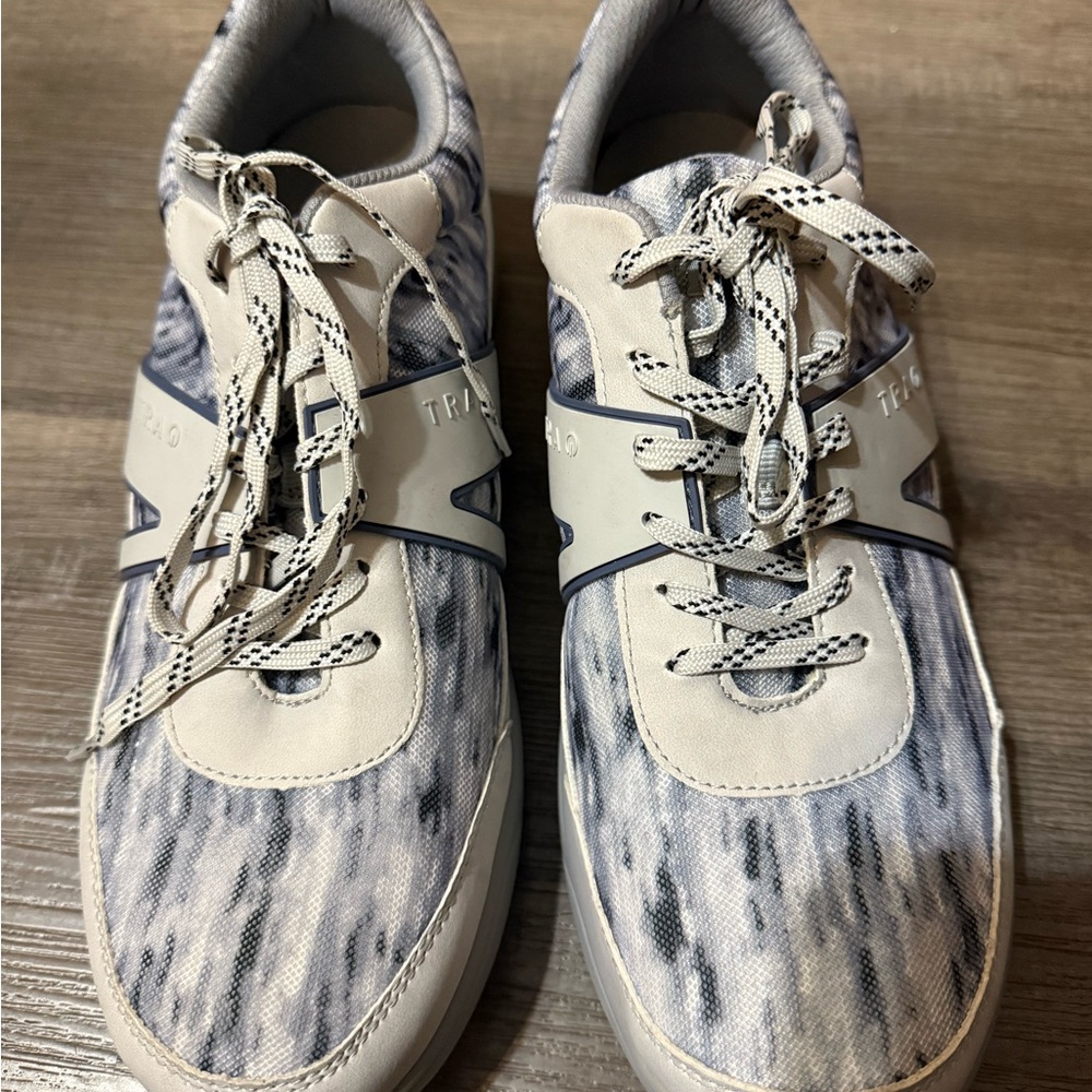 Traq Men's Gray and White Sneakers